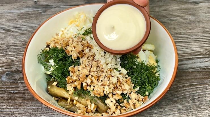 Цей салат з баклажанів давно став для мене хітом: прості продукти, швидке приготування та приголомшливий смак