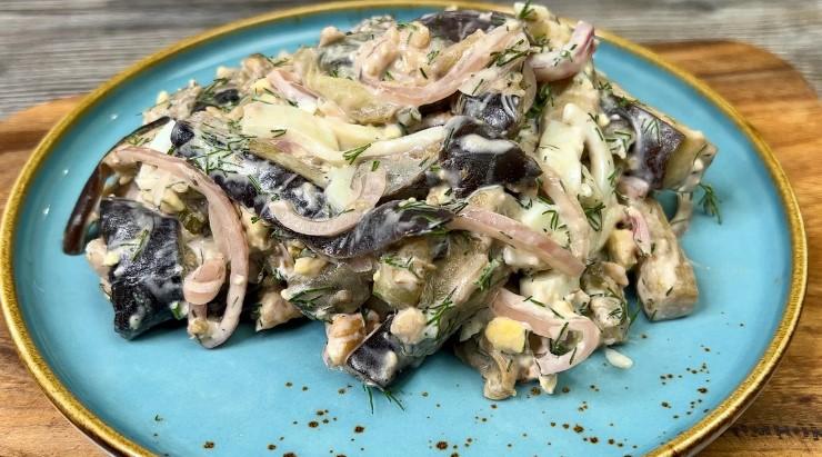 Цей салат з баклажанів давно став для мене хітом: прості продукти, швидке приготування та приголомшливий смак