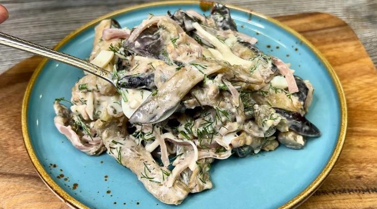 Цей салат з баклажанів давно став для мене хітом: прості продукти, швидке приготування та приголомшливий смак