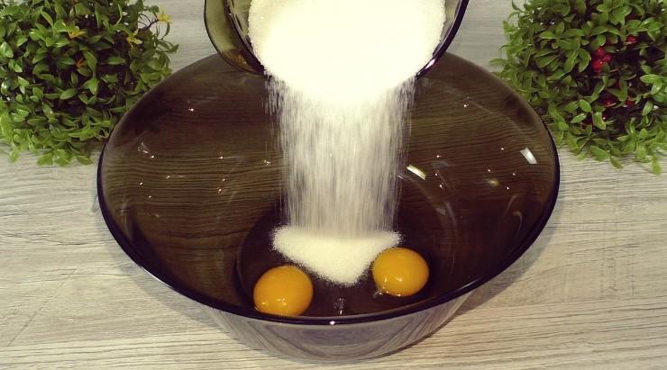 Рецепт швидкого пирога для сім'ї. Літня випічка з ягодами