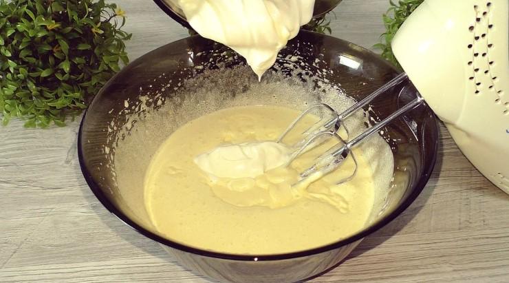 Рецепт швидкого пирога для сім'ї. Літня випічка з ягодами