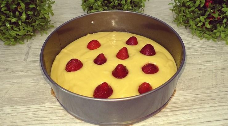 Рецепт швидкого пирога для сім'ї. Літня випічка з ягодами