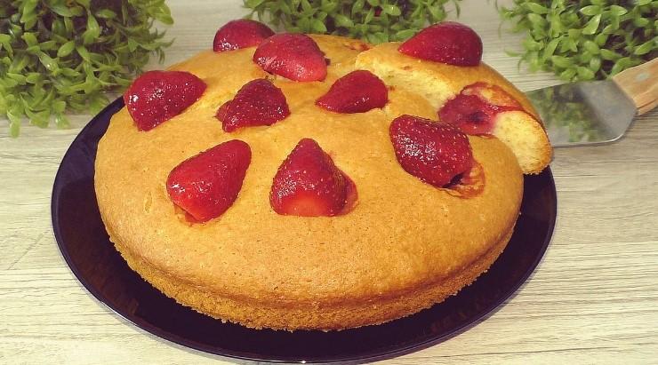 Рецепт швидкого пирога для сім'ї. Літня випічка з ягодами