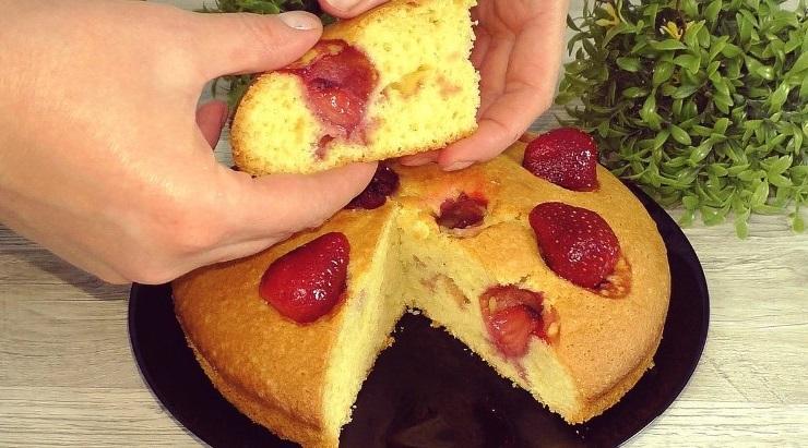 Рецепт швидкого пирога для сім'ї. Літня випічка з ягодами