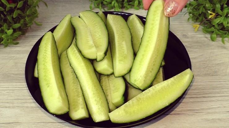 Як швидко та просто приготувати огірки малосольні у пакеті