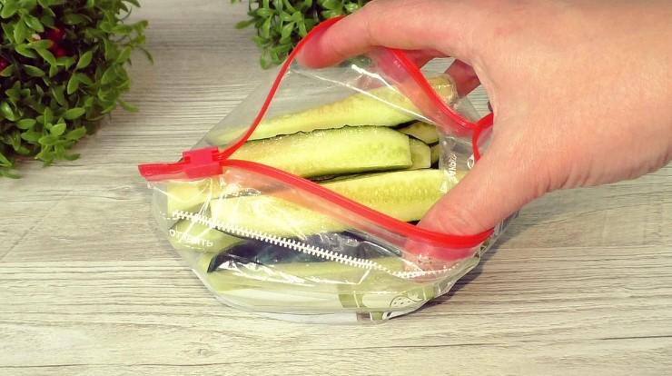 Як швидко та просто приготувати огірки малосольні у пакеті