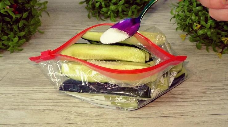 Як швидко та просто приготувати огірки малосольні у пакеті