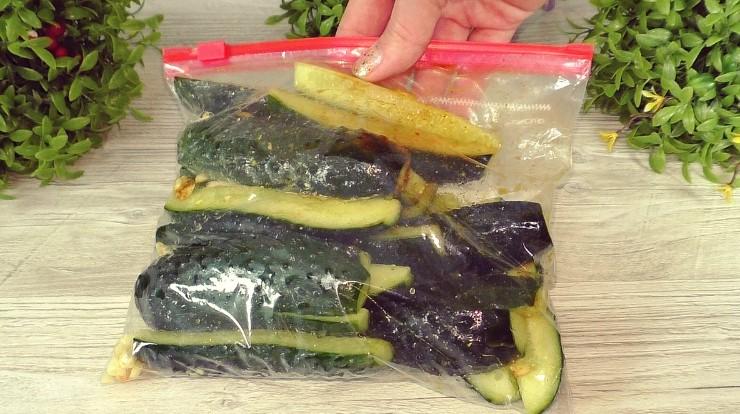 Як швидко та просто приготувати огірки малосольні у пакеті