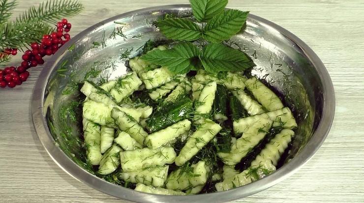 Як швидко та просто приготувати огірки малосольні у пакеті