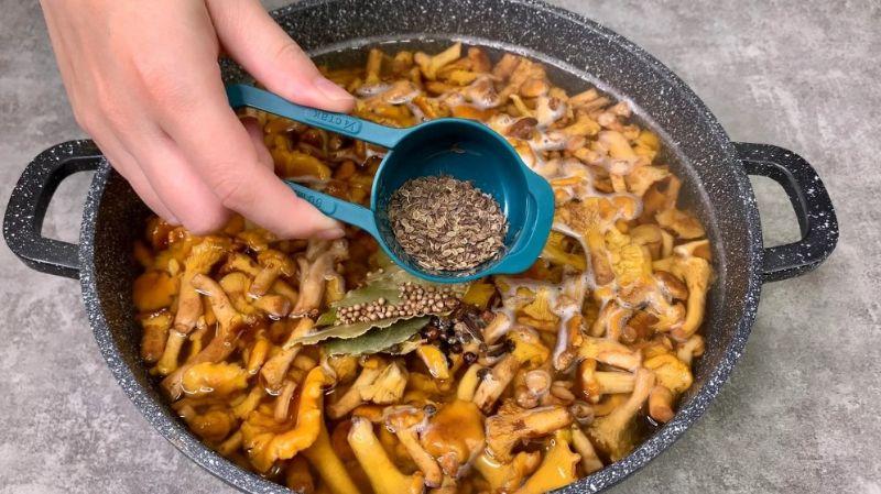 Мариновані лисички на зиму: виходять неймовірно смачні, яскраві та ароматні