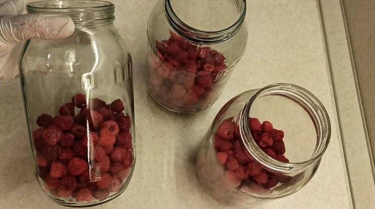 Смачний компот з малини на зиму. Зберігається смак свіжої ягоди