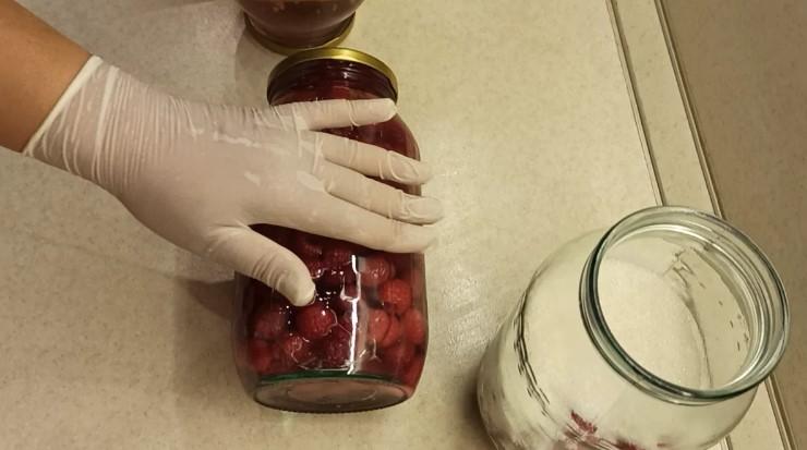 Смачний компот з малини на зиму. Зберігається смак свіжої ягоди