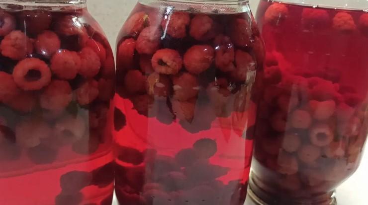 Смачний компот з малини на зиму. Зберігається смак свіжої ягоди