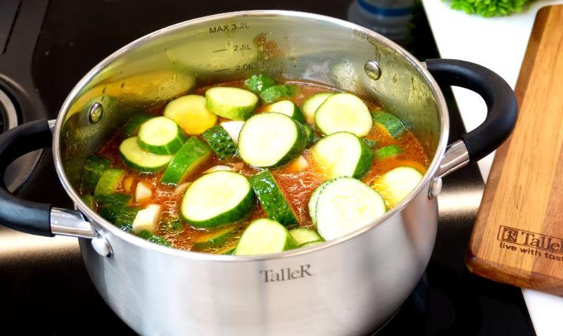 Хрумка огірки в томатному соусі на зиму. Мало, скільки не закрий