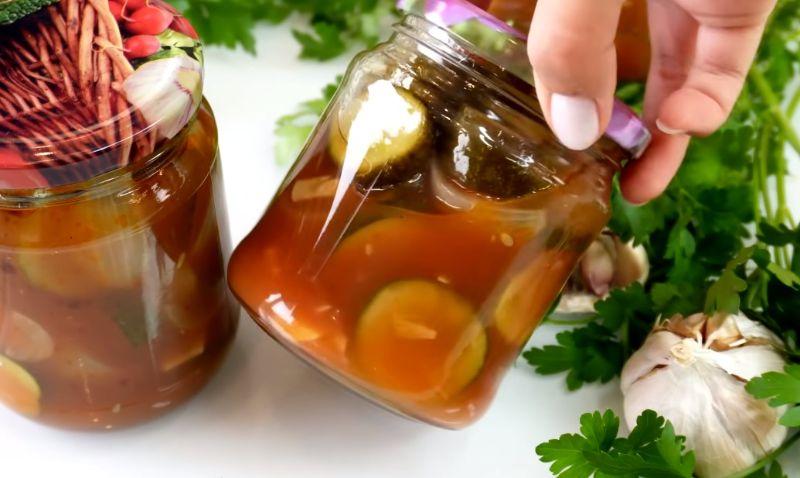 Хрумка огірки в томатному соусі на зиму. Мало, скільки не закрий