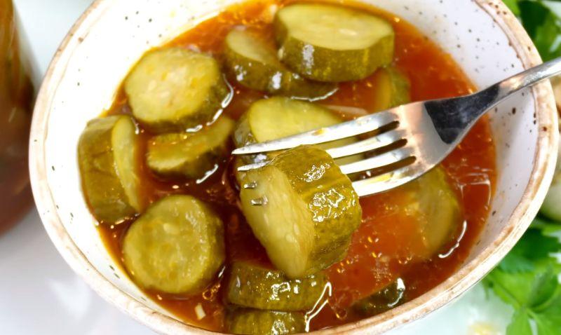 Хрумка огірки в томатному соусі на зиму. Мало, скільки не закрий