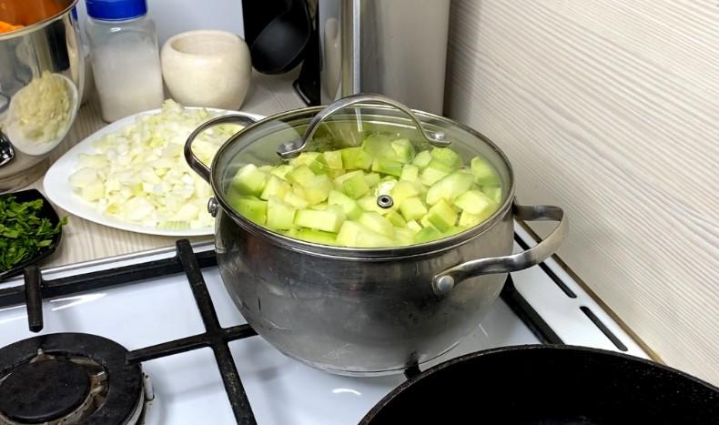 Щороку так закриваю кабачкову ікру на зиму: рецепт без стерилізації