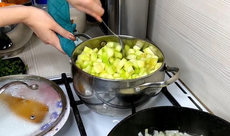 Щороку так закриваю кабачкову ікру на зиму: рецепт без стерилізації