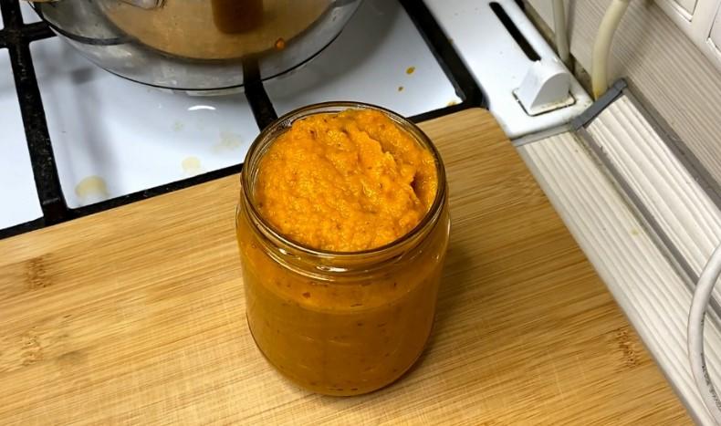 Щороку так закриваю кабачкову ікру на зиму: рецепт без стерилізації