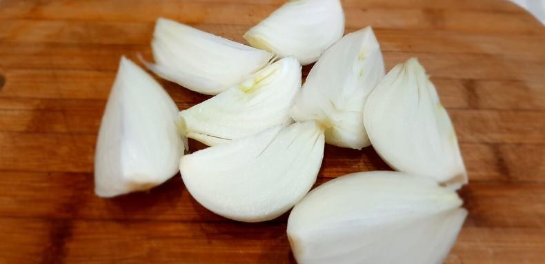 Холодець зі свинячих ніжок. Економний рецепт