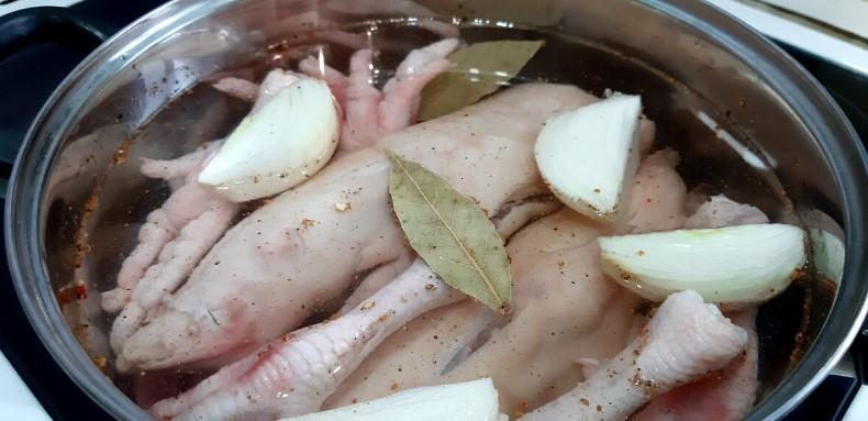 Холодець зі свинячих ніжок. Економний рецепт