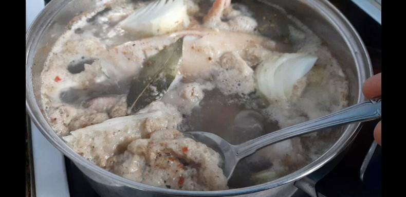 Холодець зі свинячих ніжок. Економний рецепт