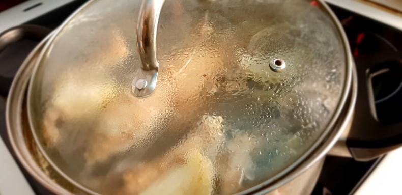 Холодець зі свинячих ніжок. Економний рецепт