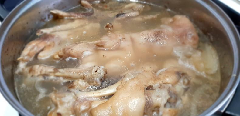 Холодець зі свинячих ніжок. Економний рецепт