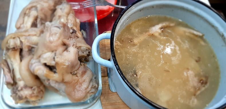 Холодець зі свинячих ніжок. Економний рецепт