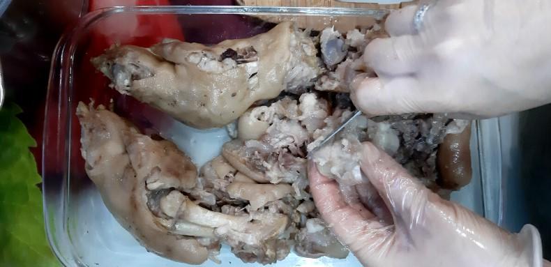 Холодець зі свинячих ніжок. Економний рецепт