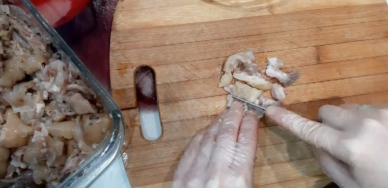 Холодець зі свинячих ніжок. Економний рецепт