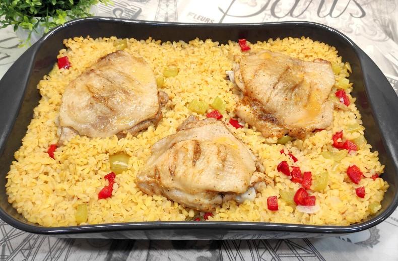 Булгур з куркою та овочами в духовці. Простий рецепт для смачної вечері