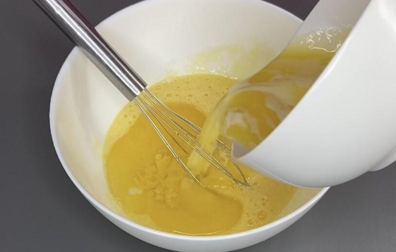 Відкрила для себе спосіб зробити будь-який пиріг соковитим: моя найкраща заливка для пирогів