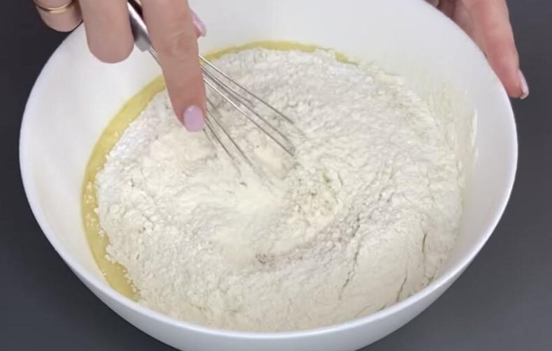 Відкрила для себе спосіб зробити будь-який пиріг соковитим: моя найкраща заливка для пирогів