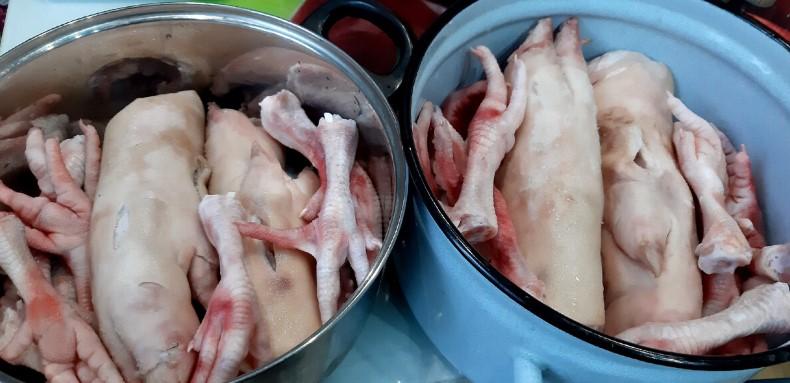 Холодець зі свинячих ніжок. Економний рецепт