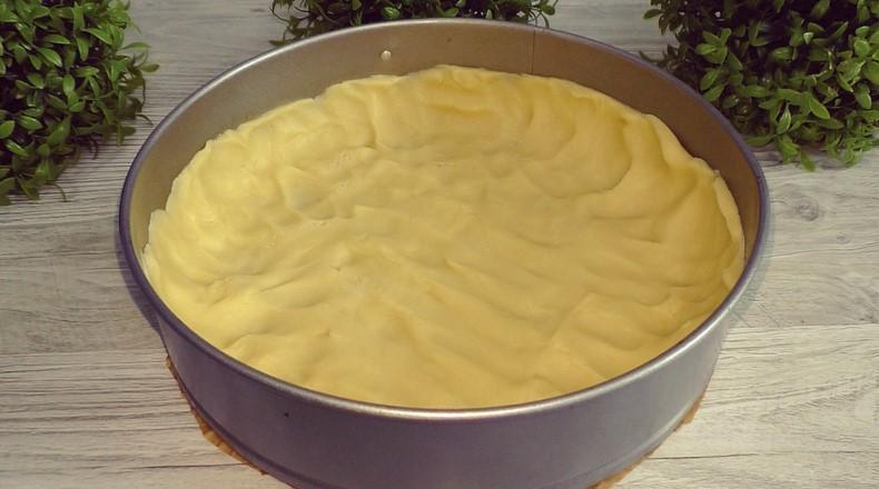 Простий та смачний пиріг з ніжною заливкою до чаю