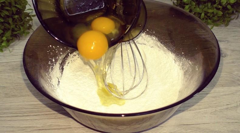 Простий та смачний пиріг з ніжною заливкою до чаю