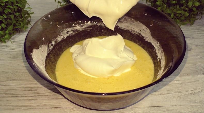 Простий та смачний пиріг з ніжною заливкою до чаю