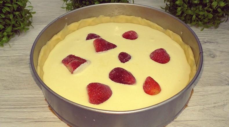 Простий та смачний пиріг з ніжною заливкою до чаю