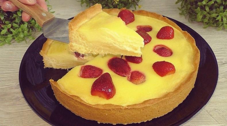 Простий та смачний пиріг з ніжною заливкою до чаю