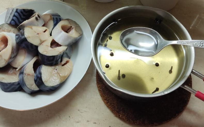 Скумбрія пряного посолу, найпростіший рецепт