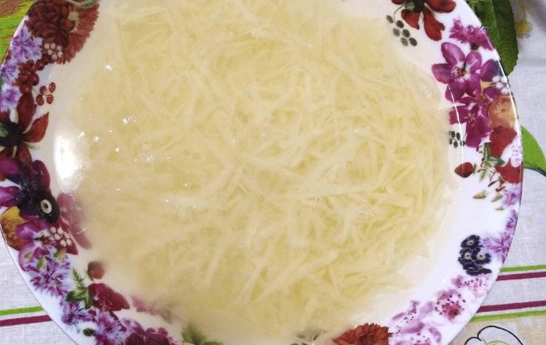 Салат "Мурашник", дуже смачний, та й готується нескладно