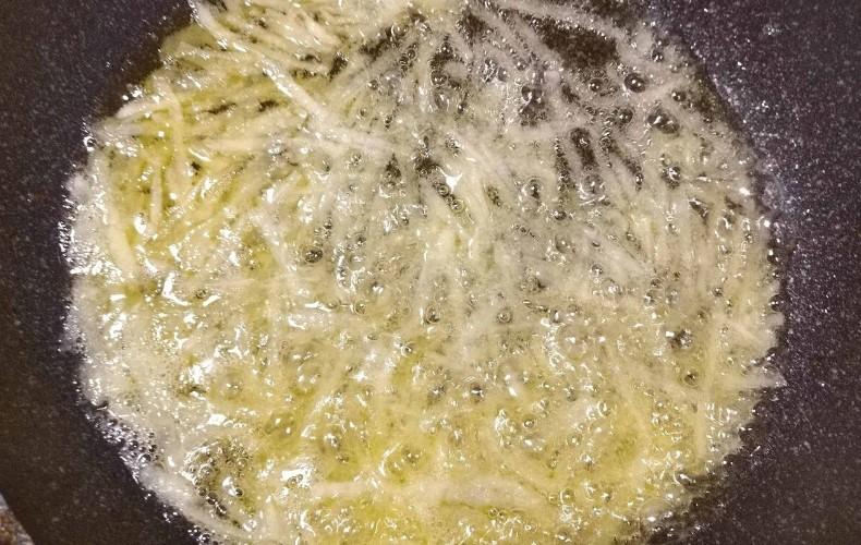 Салат "Мурашник", дуже смачний, та й готується нескладно