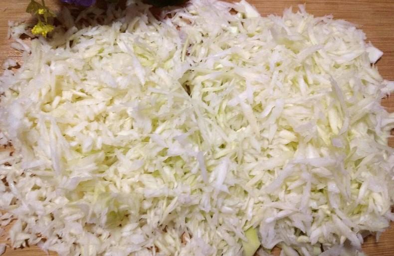 Салат з капустою "Свіжість", готується за 10 хвилин. Нічого ні варити, ні смажити не потрібно