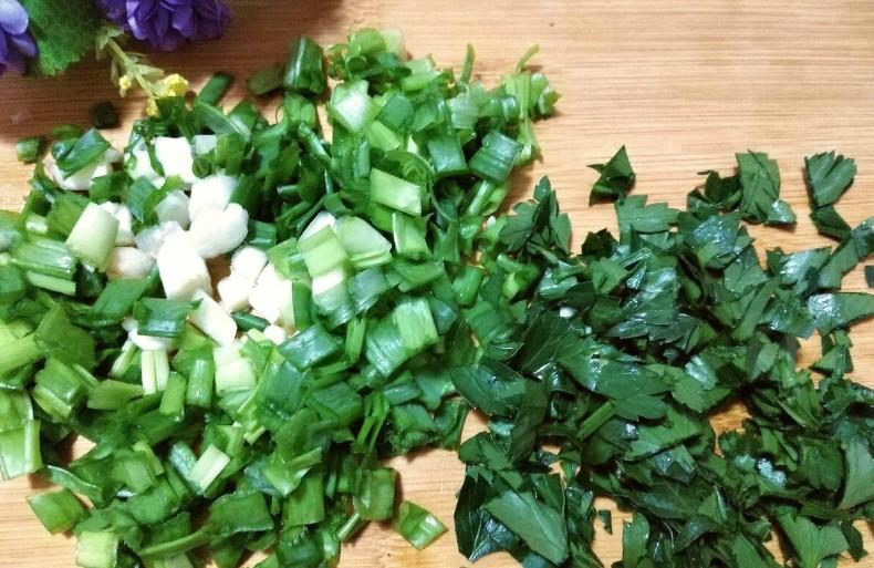 Салат з капустою "Свіжість", готується за 10 хвилин. Нічого ні варити, ні смажити не потрібно