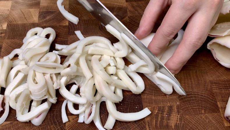 Такий салат з кальмарами я готувала на Новий Рік: просто, швидко та дуже смачно