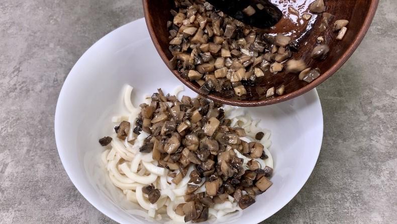 Такий салат з кальмарами я готувала на Новий Рік: просто, швидко та дуже смачно