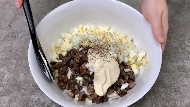 Такий салат з кальмарами я готувала на Новий Рік: просто, швидко та дуже смачно