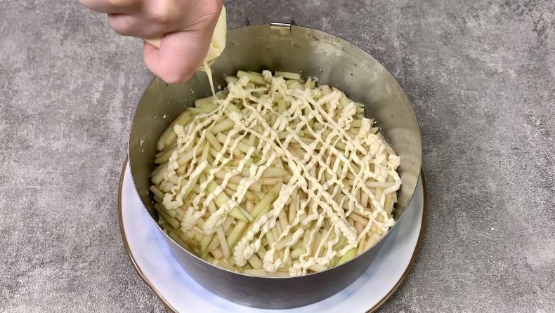 Приголомшливий салат на Новорічний стіл: вишуканий та неймовірно смачний