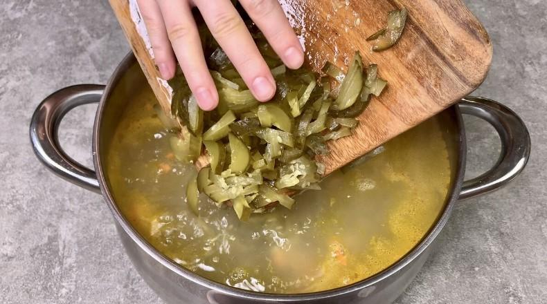 Готую незвичайний "Рибний" розсольник з тріскою: вариться всього за годину і неймовірно смачний